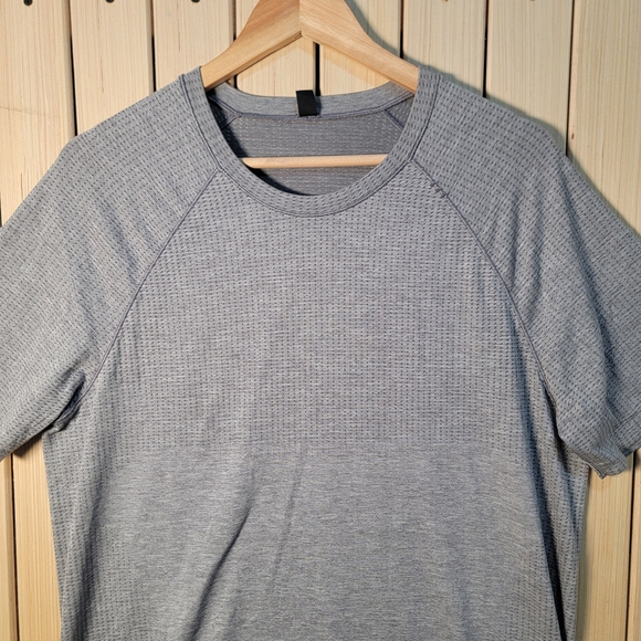 Lululemon Athletica Shirt. Light Gray Short-Sleeve Crew Tee - Picture 3 of 8